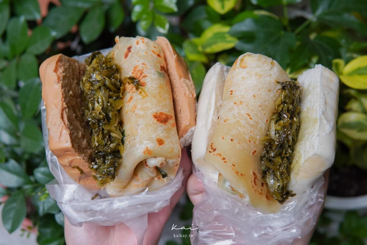 45元飽到抵2餐!爆餡「饅頭夾蛋餅」大到1口咬不下,獨門沙茶蘿蔔一吃上癮 45元飽到抵2餐!爆餡「饅頭夾蛋餅」大到1口咬不下,獨門沙茶蘿蔔一吃上癮