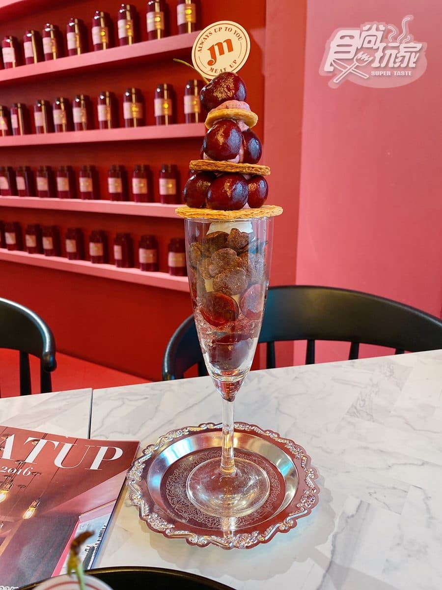 不只草莓季!全台獨創「夢幻紫櫻桃系」,網美店必拍瀑布舒芙蕾、高塔香檳杯 不只草莓季!全台獨創「夢幻紫櫻桃系」,網美店必拍瀑布舒芙蕾、高塔香檳杯