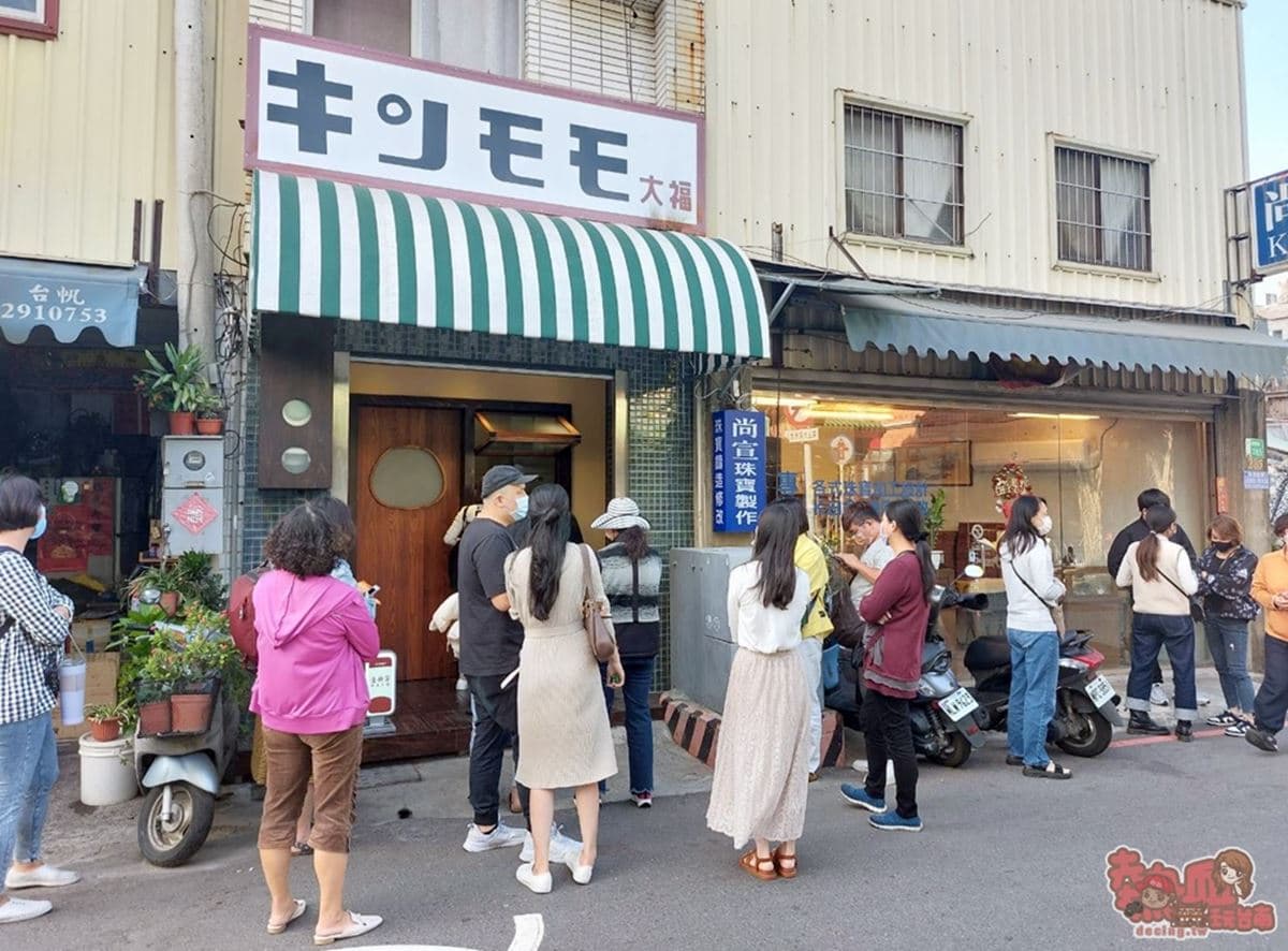 草莓+芋頭的夢幻結合!超夯秒殺「滿餡大福」1顆僅32元,排隊人潮擠爆小巷 草莓+芋頭的夢幻結合!超夯秒殺「滿餡大福」1顆僅32元,排隊人潮擠爆小巷