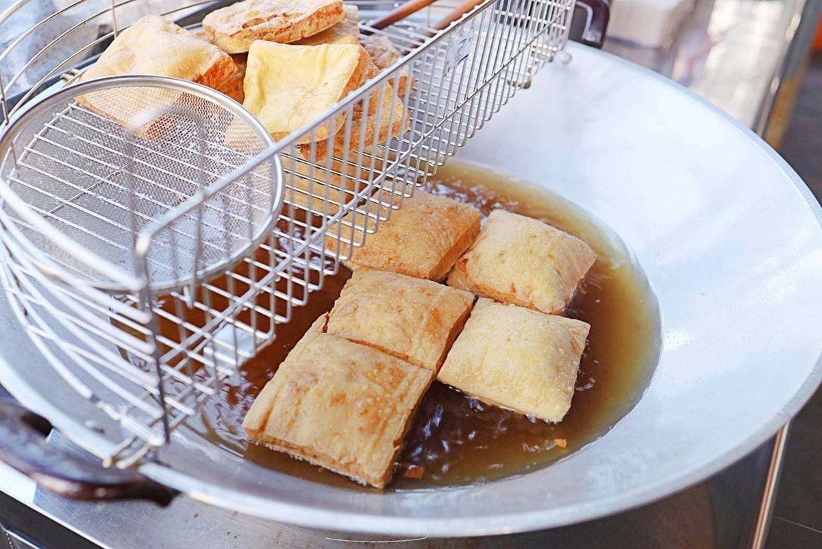 在地里長家隱藏版美食?「巨無霸臭豆腐」爽嗑爆量鮮蚵,獨家訂製比手掌還大 在地里長家隱藏版美食?「巨無霸臭豆腐」爽嗑爆量鮮蚵,獨家訂製比手掌還大