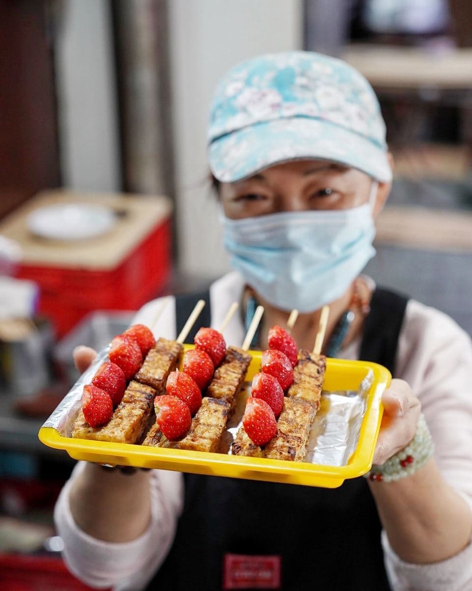 草莓控崩潰!夜市暴紅「草莓臭豆腐」等你挑戰,油炸+炭烤沾祕醬意外超搭 草莓控崩潰!夜市暴紅「草莓臭豆腐」等你挑戰,油炸+炭烤沾祕醬意外超搭
