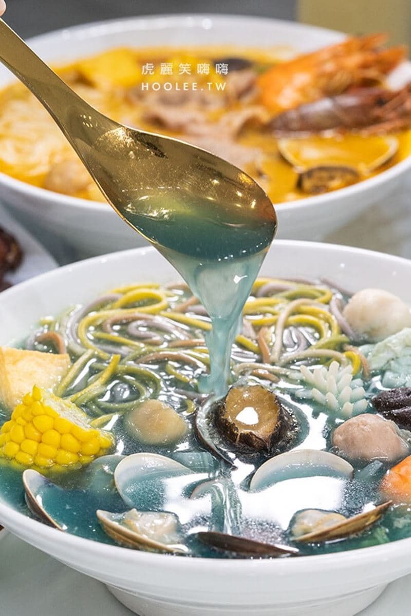 可以吃的藍眼淚?神祕「女巫湯麵」鮑魚、蛤蜊澎派塞滿滿,彩虹麵條超彈牙 可以吃的藍眼淚?神祕「女巫湯麵」鮑魚、蛤蜊澎派塞滿滿,彩虹麵條超彈牙