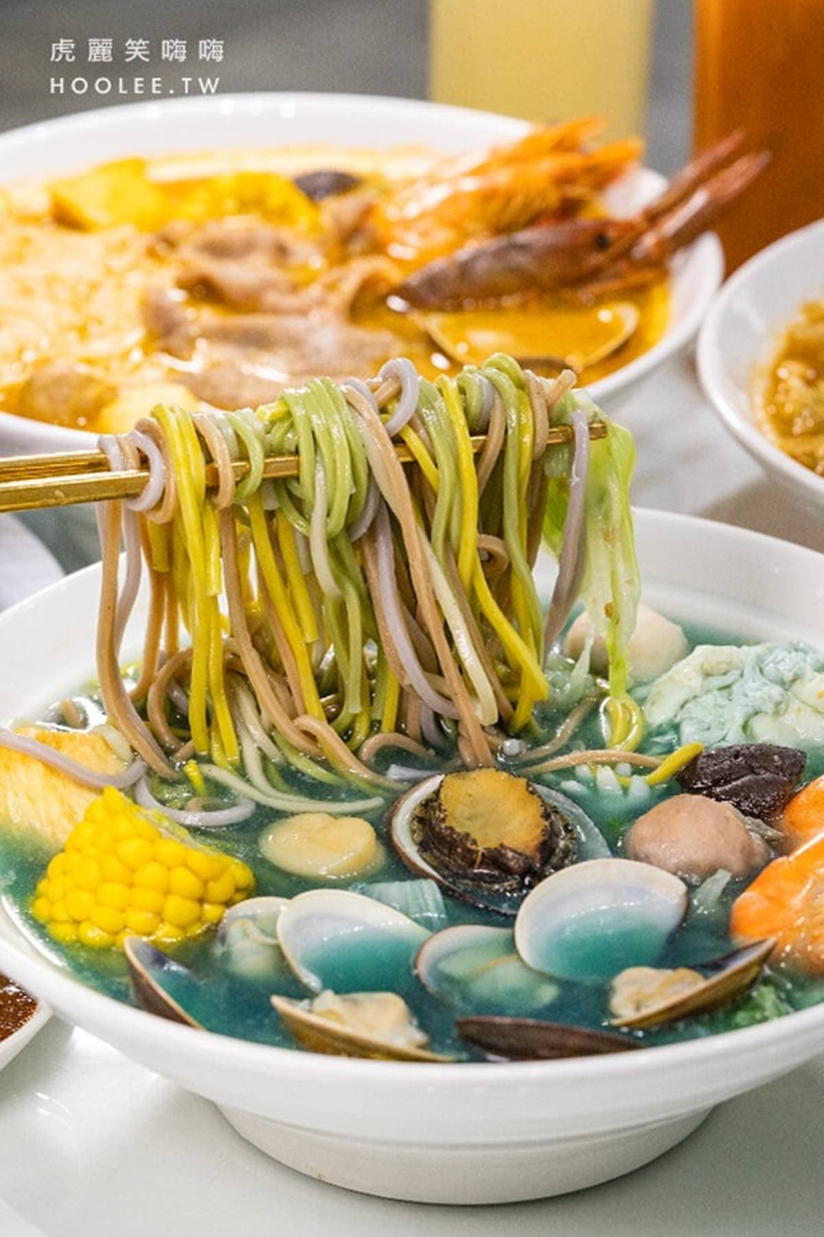 可以吃的藍眼淚?神祕「女巫湯麵」鮑魚、蛤蜊澎派塞滿滿,彩虹麵條超彈牙 可以吃的藍眼淚?神祕「女巫湯麵」鮑魚、蛤蜊澎派塞滿滿,彩虹麵條超彈牙