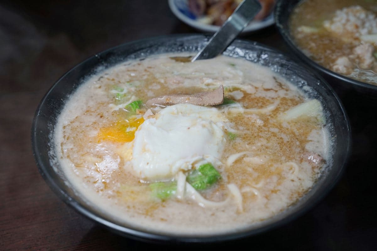 搬3次家老饕依然愛!戲院旁50年「沙茶豬肝粥」來中壢必吃,加半熟蛋更銷魂 搬3次家老饕依然愛!戲院旁50年「沙茶豬肝粥」來中壢必吃,加半熟蛋更銷魂