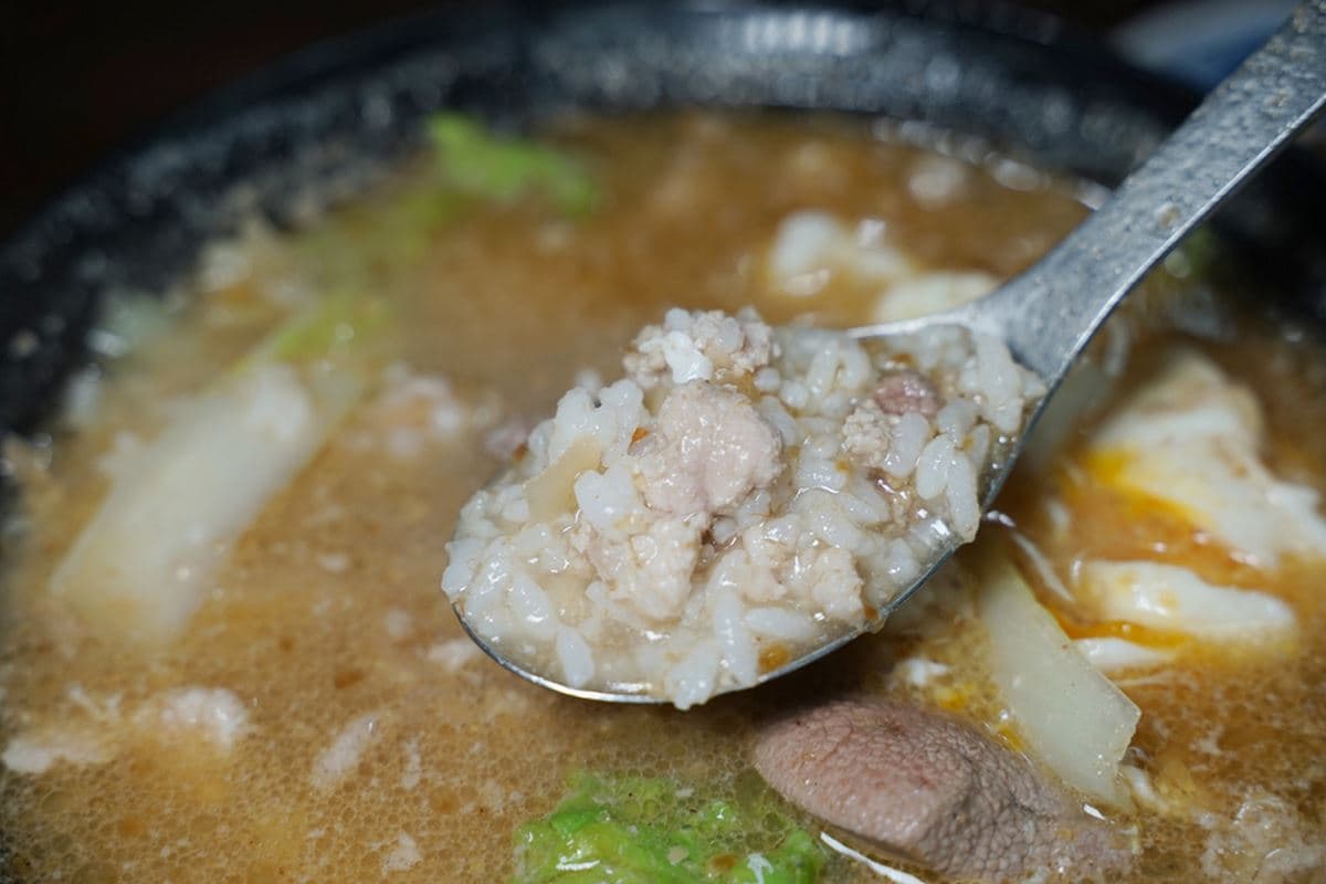 搬3次家老饕依然愛!戲院旁50年「沙茶豬肝粥」來中壢必吃,加半熟蛋更銷魂 搬3次家老饕依然愛!戲院旁50年「沙茶豬肝粥」來中壢必吃,加半熟蛋更銷魂