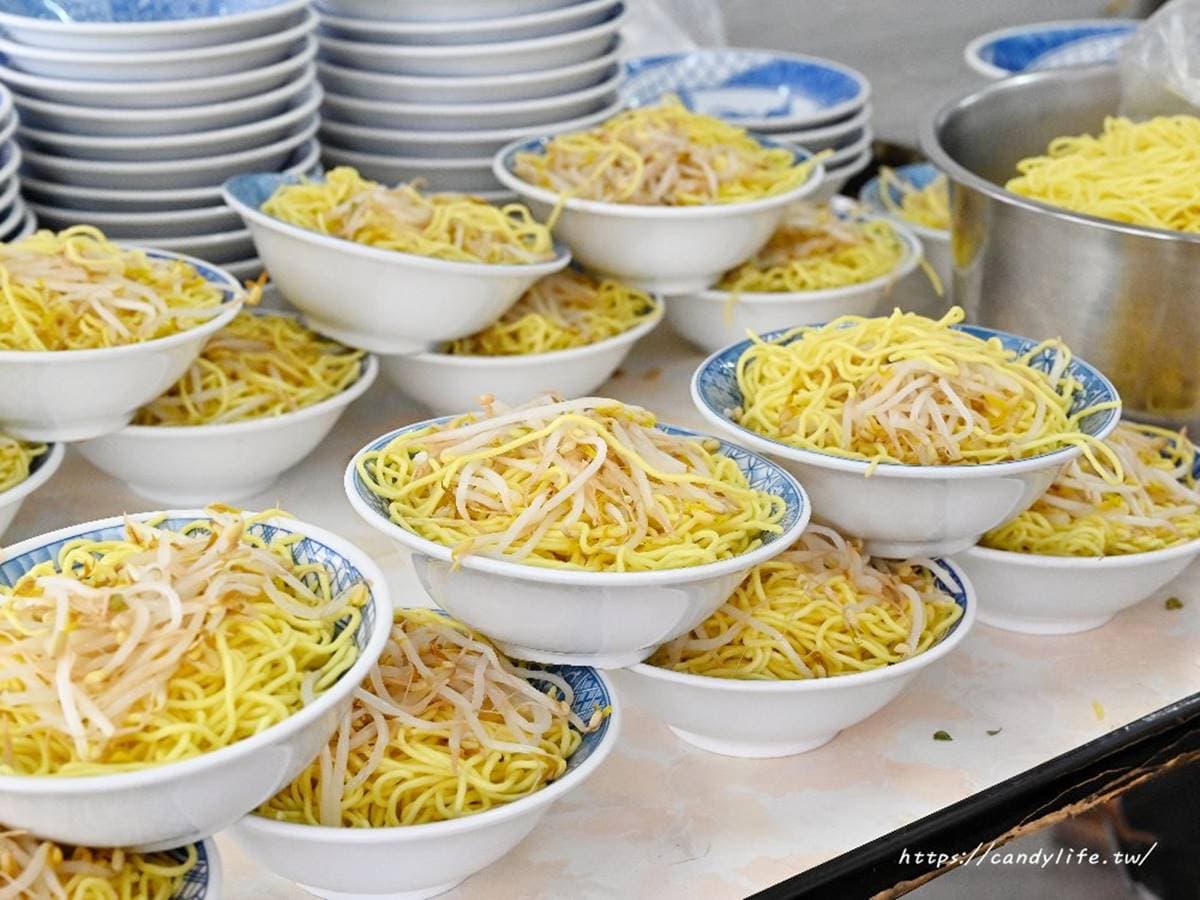 台中人不能沒吃過!「50年老麵店」連續3年入選必比登,料多又大碗CP值超高 台中人不能沒吃過!「50年老麵店」連續3年入選必比登,料多又大碗CP值超高