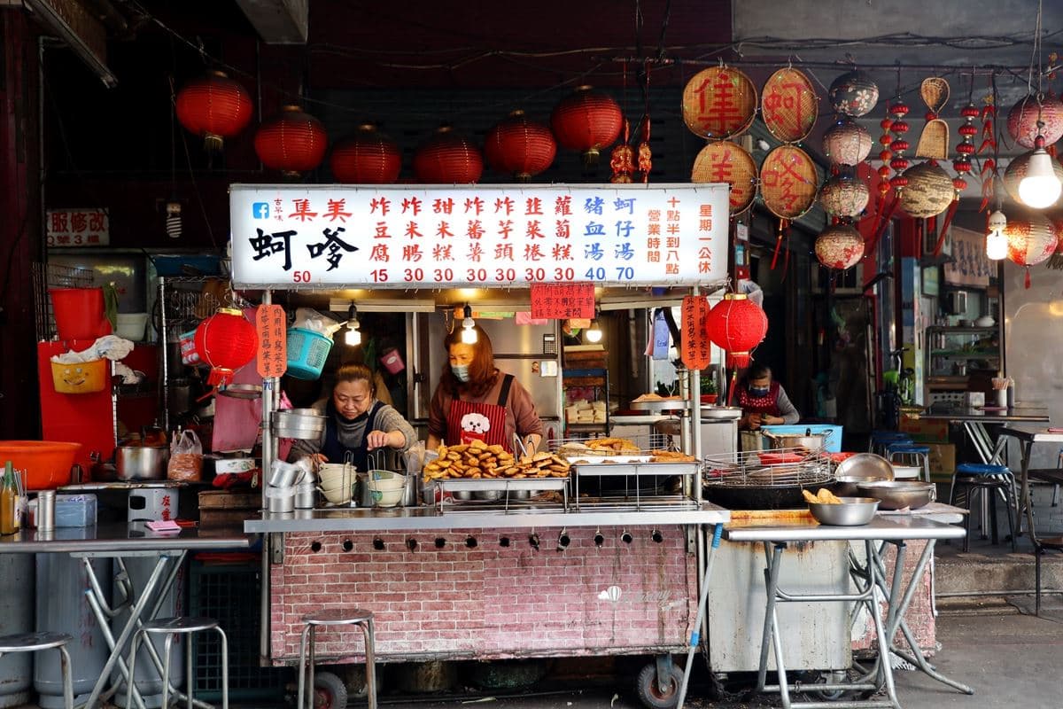 在地人才知!市場老攤「爆漿蚵嗲」餡料塞到滿,30元爽吃甜脆炸芋頭、韭菜捲 在地人才知!市場老攤「爆漿蚵嗲」餡料塞到滿,30元爽吃甜脆炸芋頭、韭菜捲