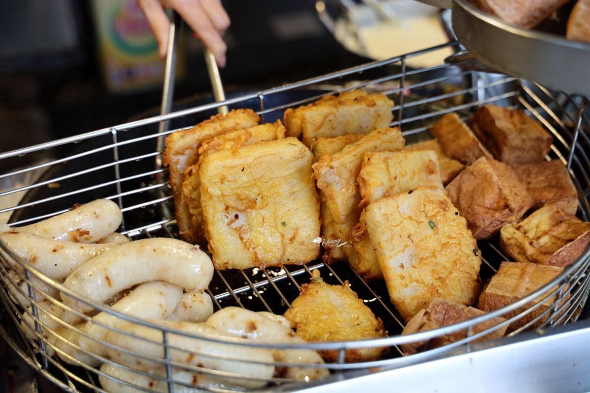 在地人才知!市場老攤「爆漿蚵嗲」餡料塞到滿,30元爽吃甜脆炸芋頭、韭菜捲 在地人才知!市場老攤「爆漿蚵嗲」餡料塞到滿,30元爽吃甜脆炸芋頭、韭菜捲