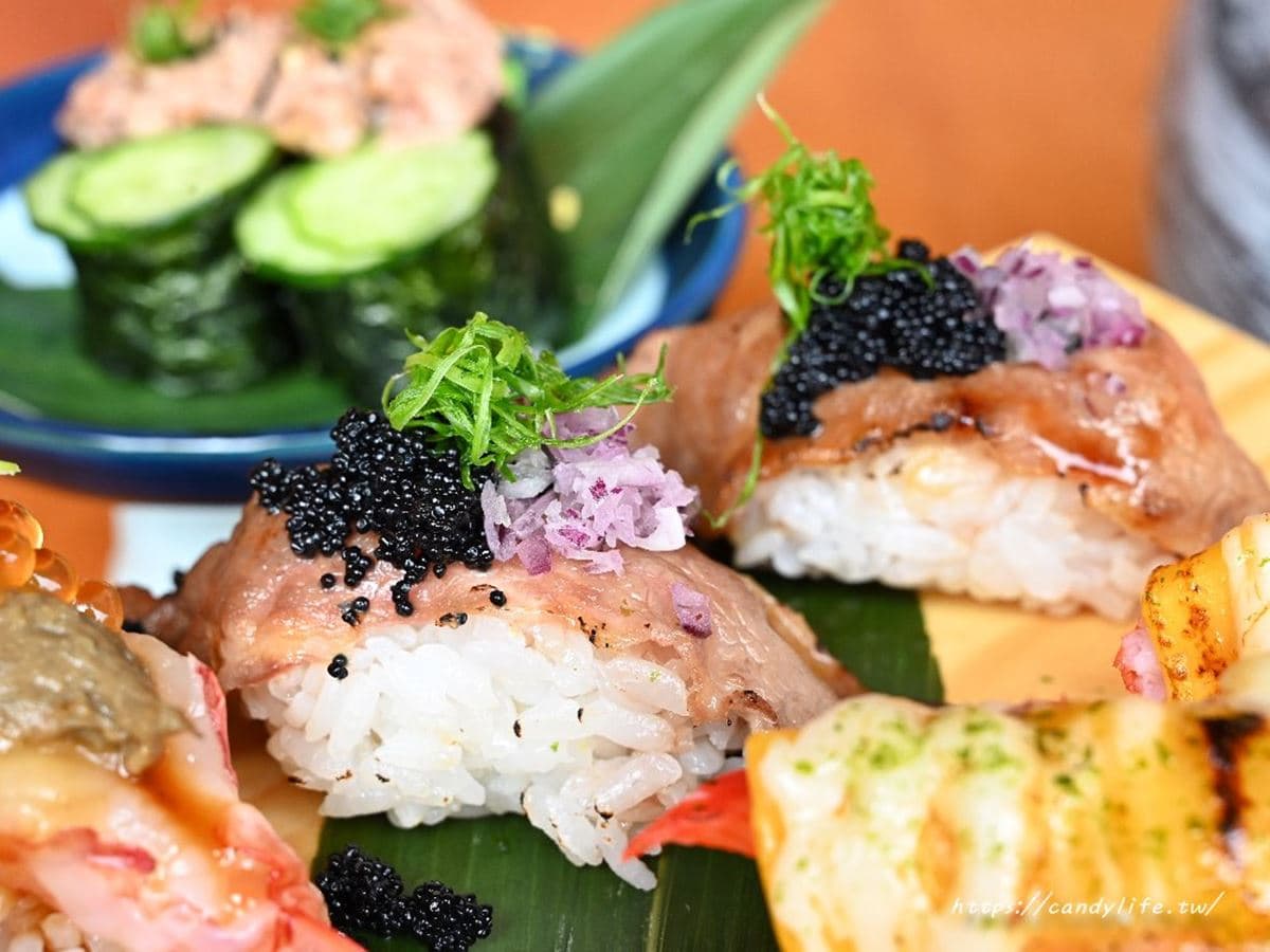 秒飛日本吃壽司!台中最夯「浮誇壽司」超狂給料不手軟,厚切鮭魚一口塞不下 秒飛日本吃壽司!台中最夯「浮誇壽司」超狂給料不手軟,厚切鮭魚一口塞不下