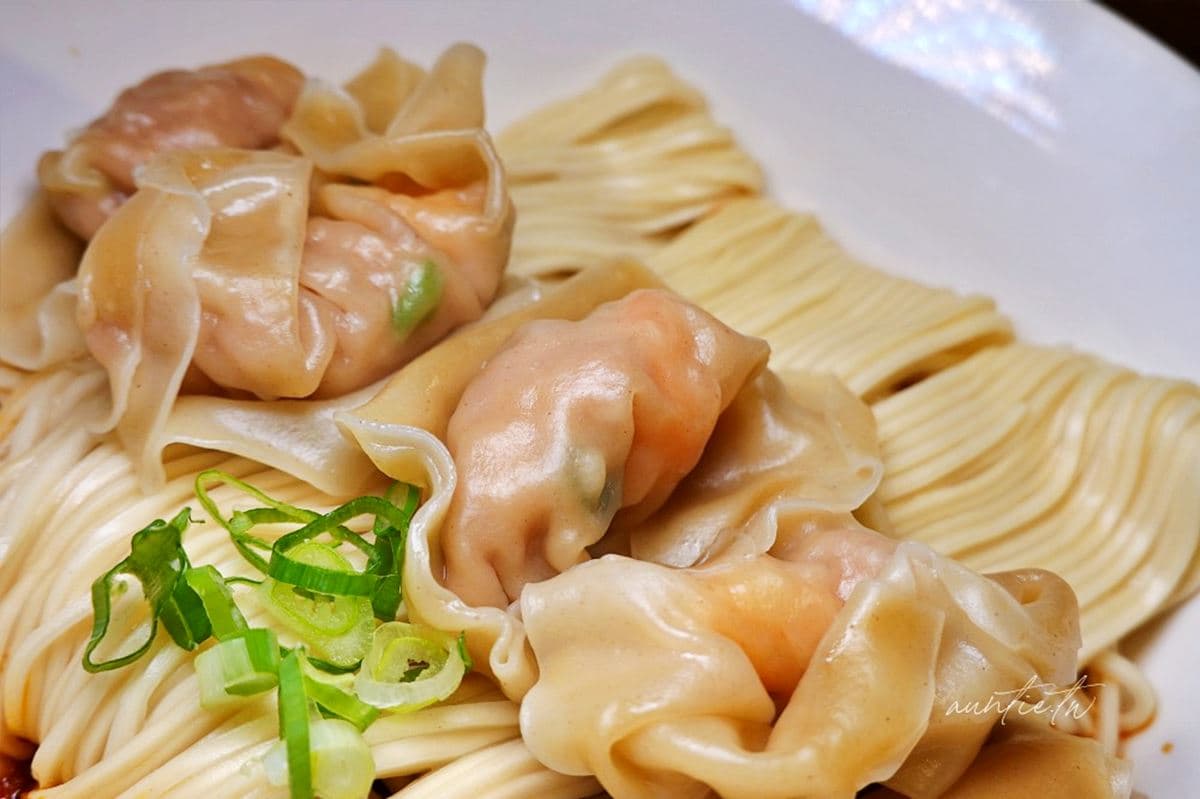排隊超夯「平民版鼎泰豐」!招牌必點黃金排骨蛋炒飯,鮮蝦抄手Q彈又夠味 排隊超夯「平民版鼎泰豐」!招牌必點黃金排骨蛋炒飯,鮮蝦抄手Q彈又夠味