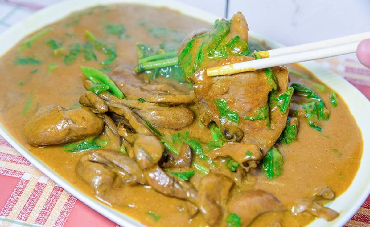 在地老饕認證!正港「基隆炒麵」必吃咖哩+沙茶,Q彈麵條配大塊牛肉最過癮 在地老饕認證!正港「基隆炒麵」必吃咖哩+沙茶,Q彈麵條配大塊牛肉最過癮