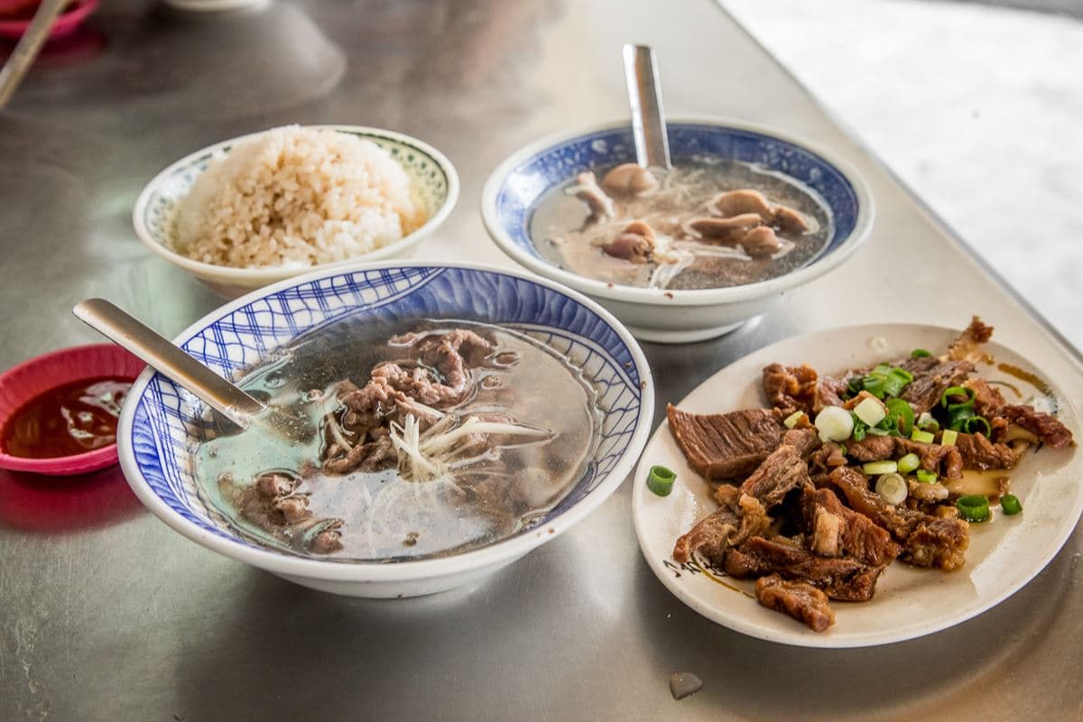 免費加湯喝到飽!老字號「60元牛肉湯」肉量滿滿,腰子湯只賣40元太佛心 免費加湯喝到飽!老字號「60元牛肉湯」肉量滿滿,腰子湯只賣40元太佛心