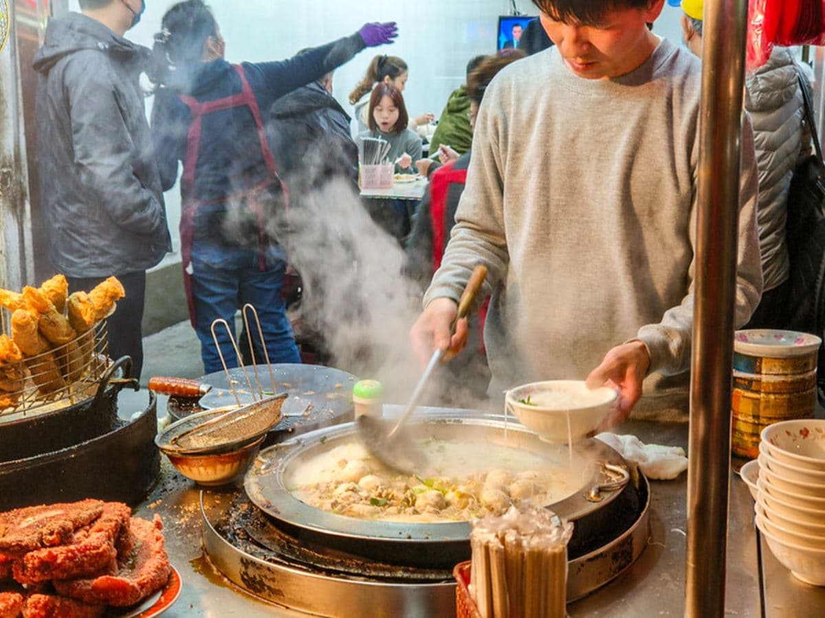 老饕激推「台北最強米粉湯」!藏身夜市在地人超愛,宵夜場到凌晨天天爆滿 老饕激推「台北最強米粉湯」!藏身夜市在地人超愛,宵夜場到凌晨天天爆滿