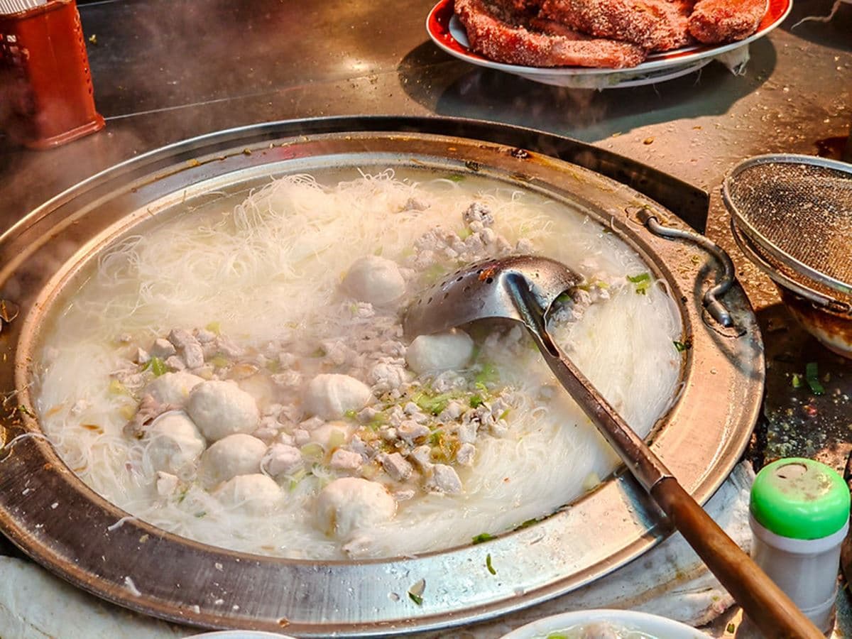 老饕激推「台北最強米粉湯」!藏身夜市在地人超愛,宵夜場到凌晨天天爆滿 老饕激推「台北最強米粉湯」!藏身夜市在地人超愛,宵夜場到凌晨天天爆滿