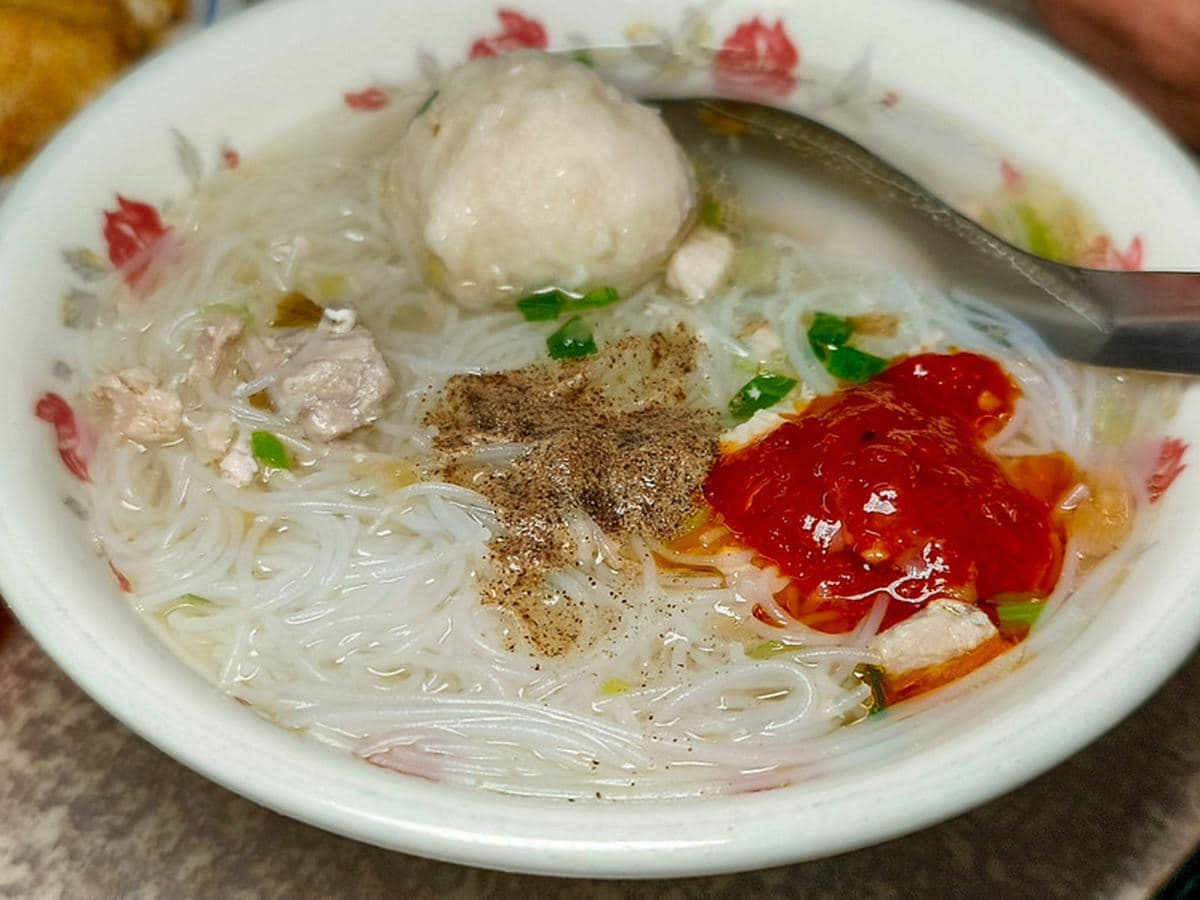 老饕激推「台北最強米粉湯」!藏身夜市在地人超愛,宵夜場到凌晨天天爆滿 老饕激推「台北最強米粉湯」!藏身夜市在地人超愛,宵夜場到凌晨天天爆滿