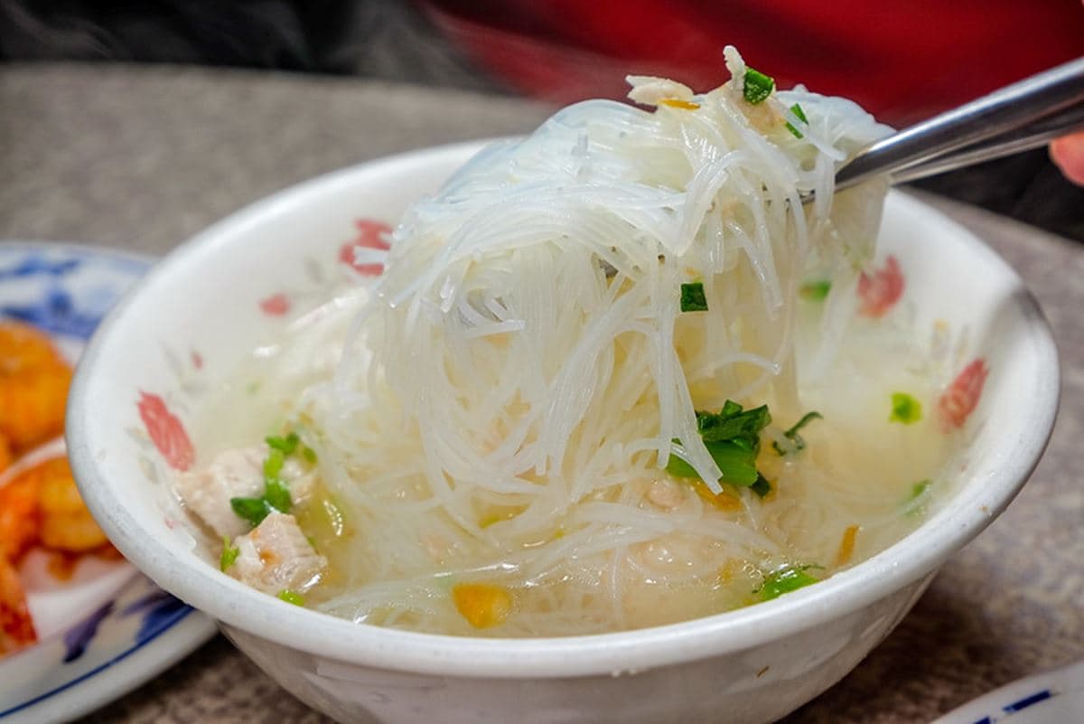 老饕激推「台北最強米粉湯」!藏身夜市在地人超愛,宵夜場到凌晨天天爆滿 老饕激推「台北最強米粉湯」!藏身夜市在地人超愛,宵夜場到凌晨天天爆滿