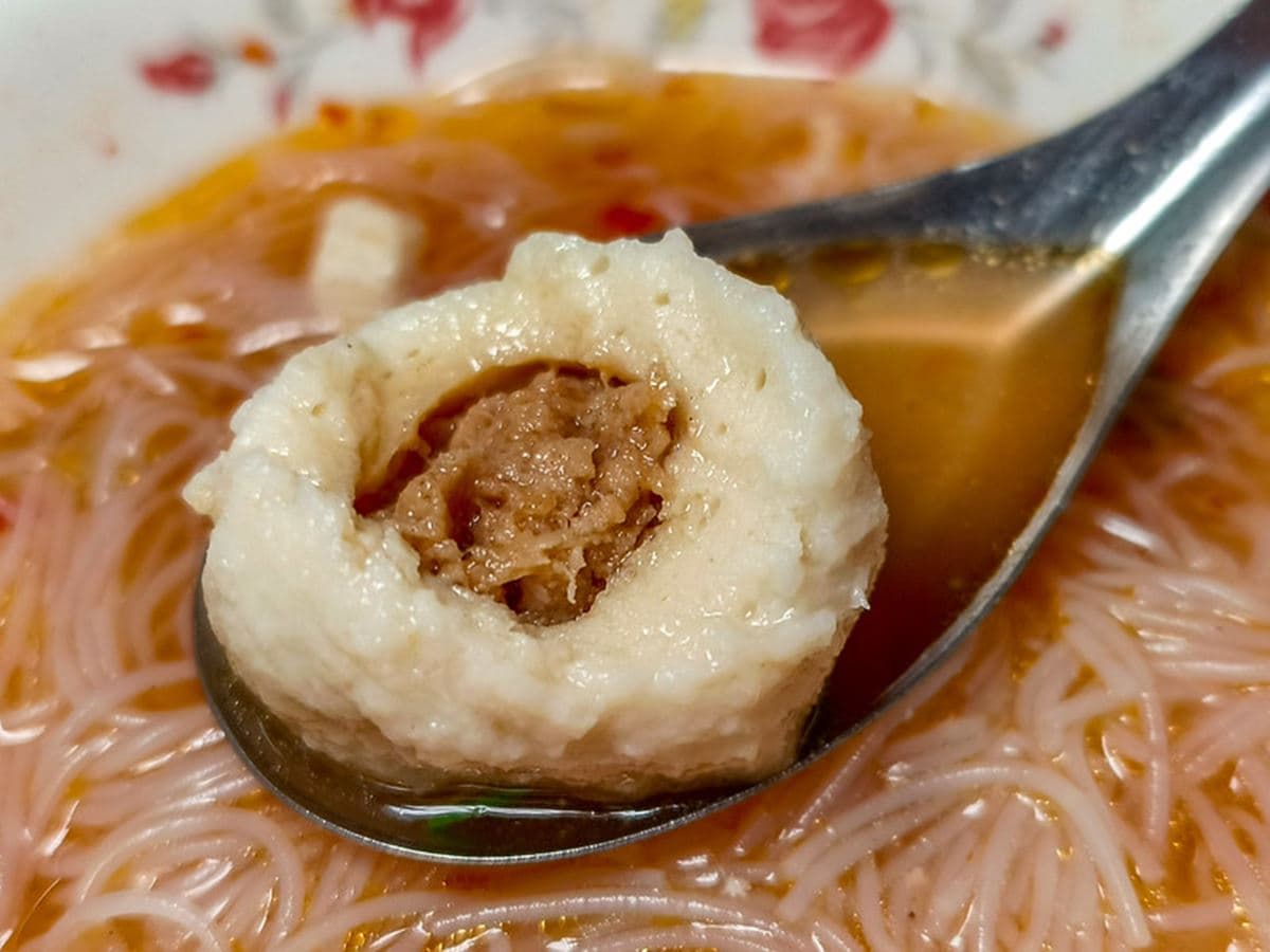 老饕激推「台北最強米粉湯」!藏身夜市在地人超愛,宵夜場到凌晨天天爆滿 老饕激推「台北最強米粉湯」!藏身夜市在地人超愛,宵夜場到凌晨天天爆滿