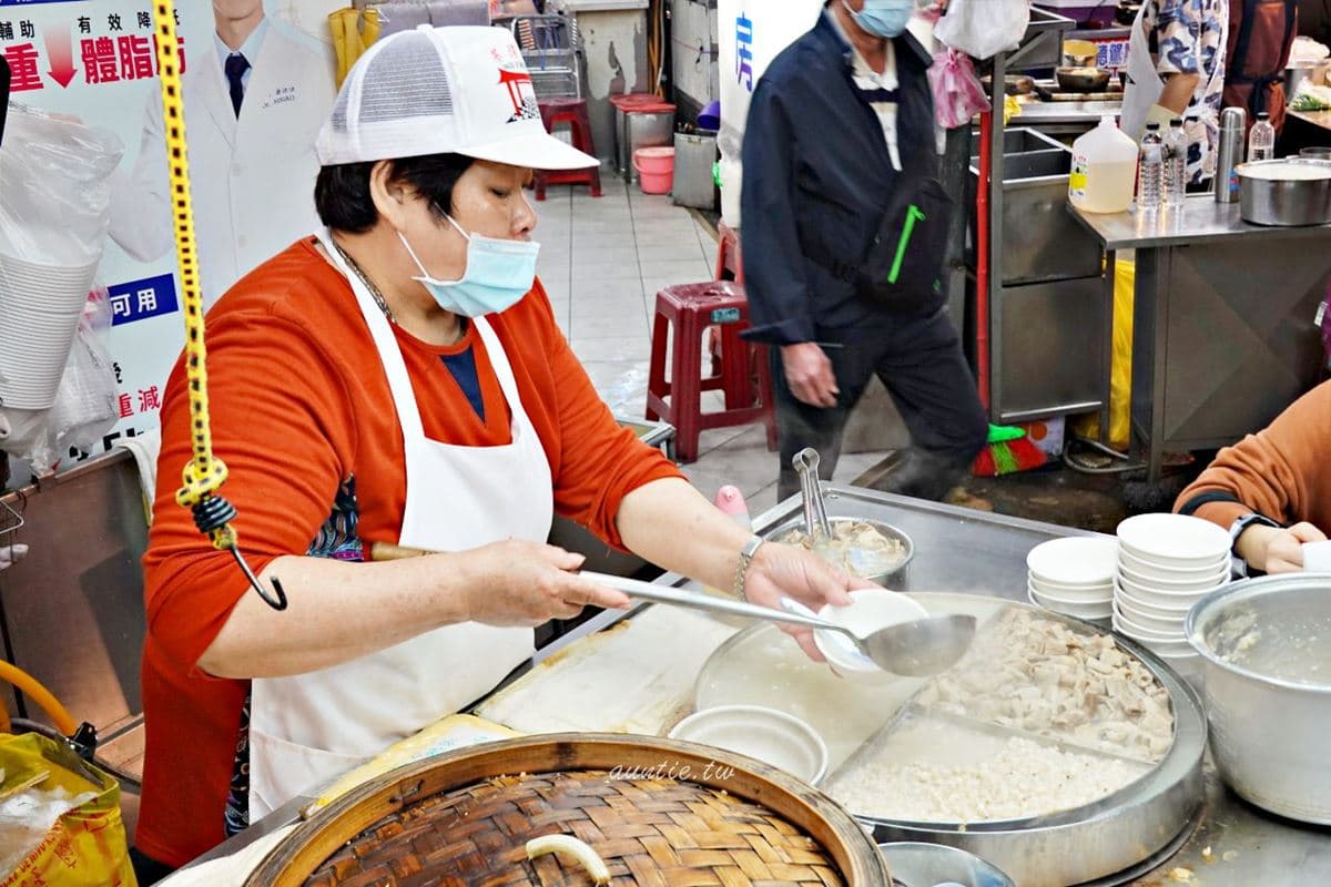 基隆廟口美食不踩雷攻略!在地人帶路必吃這6家:免費加湯、25元滷肉飯、73年老店 基隆廟口必吃美食|刈包、四神湯