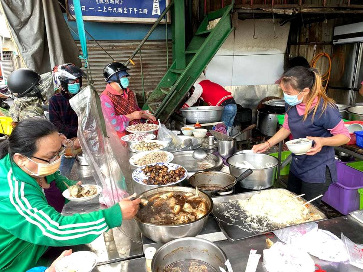 料多到比碗高2公分!市場「CP值破表」虱目魚粥,75元吃1碗「飽到抵2餐」 料多到比碗高2公分!市場「CP值破表」虱目魚粥,75元吃1碗「飽到抵2餐」