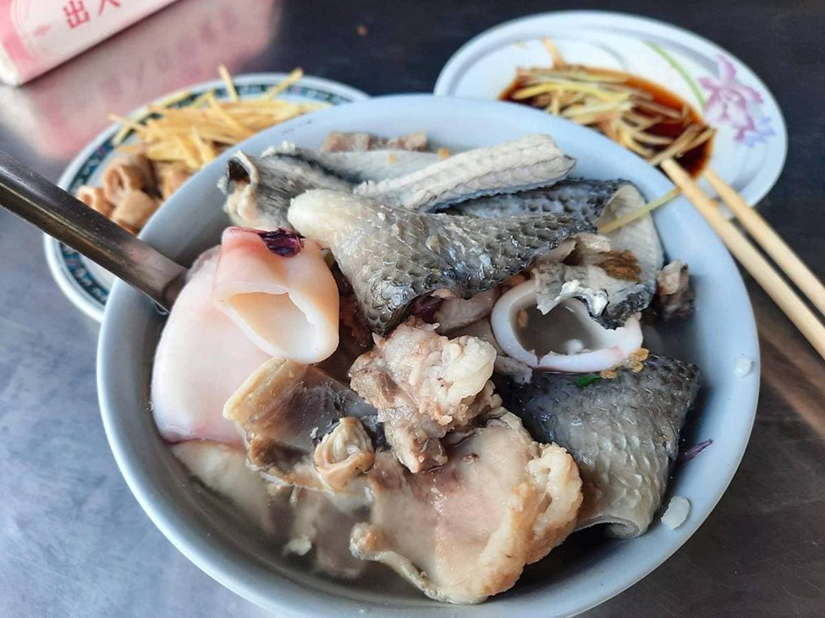 料多到比碗高2公分!市場「CP值破表」虱目魚粥,75元吃1碗「飽到抵2餐」 料多到比碗高2公分!市場「CP值破表」虱目魚粥,75元吃1碗「飽到抵2餐」