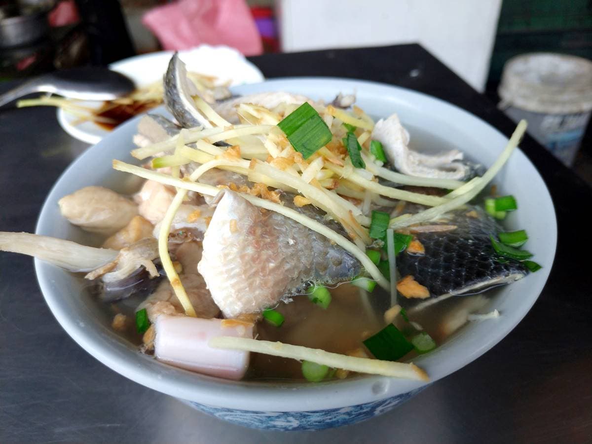 料多到比碗高2公分!市場「CP值破表」虱目魚粥,75元吃1碗「飽到抵2餐」 料多到比碗高2公分!市場「CP值破表」虱目魚粥,75元吃1碗「飽到抵2餐」
