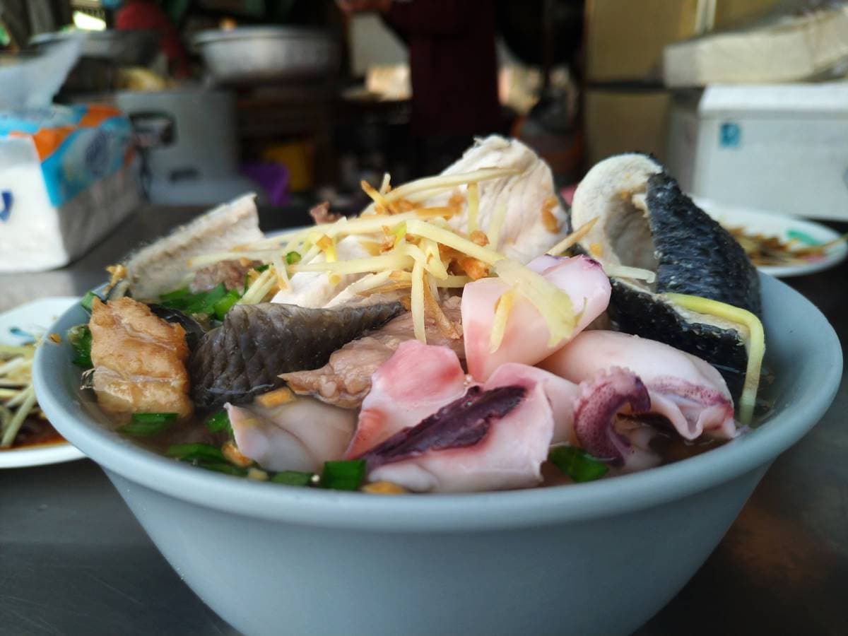 料多到比碗高2公分!市場「CP值破表」虱目魚粥,75元吃1碗「飽到抵2餐」 料多到比碗高2公分!市場「CP值破表」虱目魚粥,75元吃1碗「飽到抵2餐」