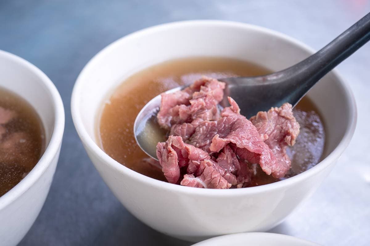 台南人站出來!觀光客才喝牛肉湯?在地人更愛的「隱藏版湯頭」曝光 台南人站出來!觀光客才喝牛肉湯?在地人更愛的「隱藏版湯頭」曝光