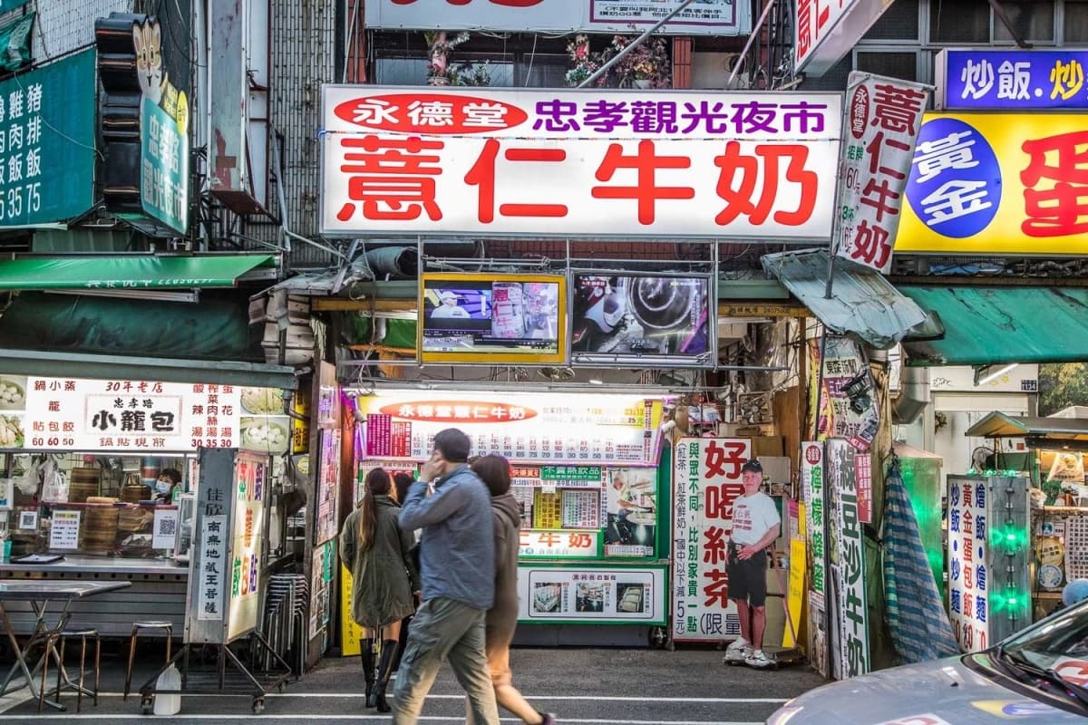 台中吃貨點名!忠孝夜市6攤必排:老字號米糕、超強排隊咖哩、個性薏仁牛奶 台中忠孝夜市美食:永德堂薏仁牛奶