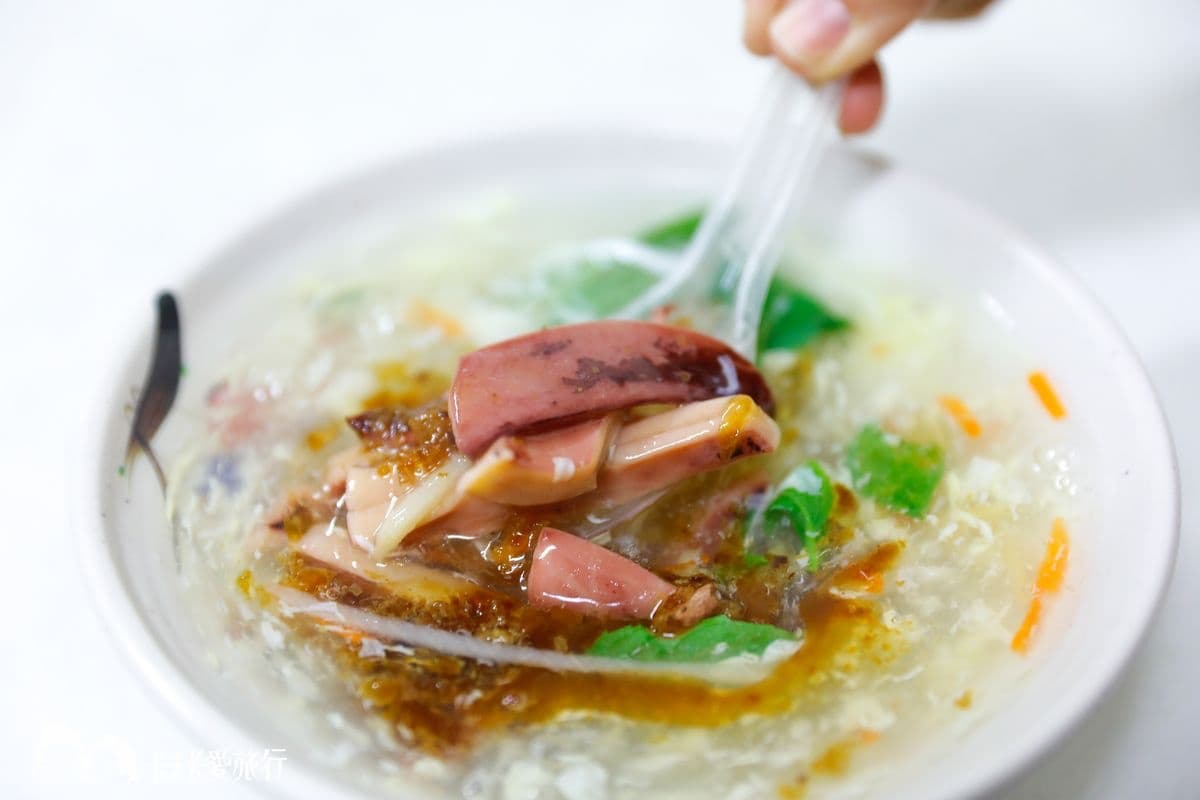 台中吃貨點名!忠孝夜市6攤必排:老字號米糕、超強排隊咖哩、個性薏仁牛奶 台中忠孝夜市美食:沙茶魷魚羹