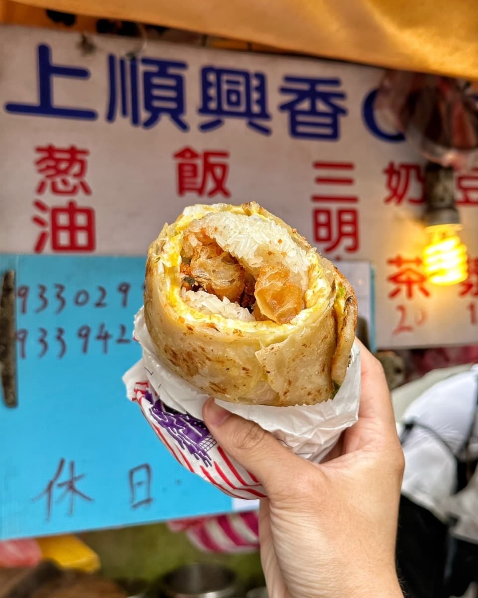 銅板價爽吃!北中部5爆量手拿美食:炸餡肉夾饃、蔥油餅包飯糰、銀絲卷香腸 銅板價爽吃!北中部5爆量手拿美食:炸餡肉夾饃、蔥油餅包飯糰、銀絲卷香腸