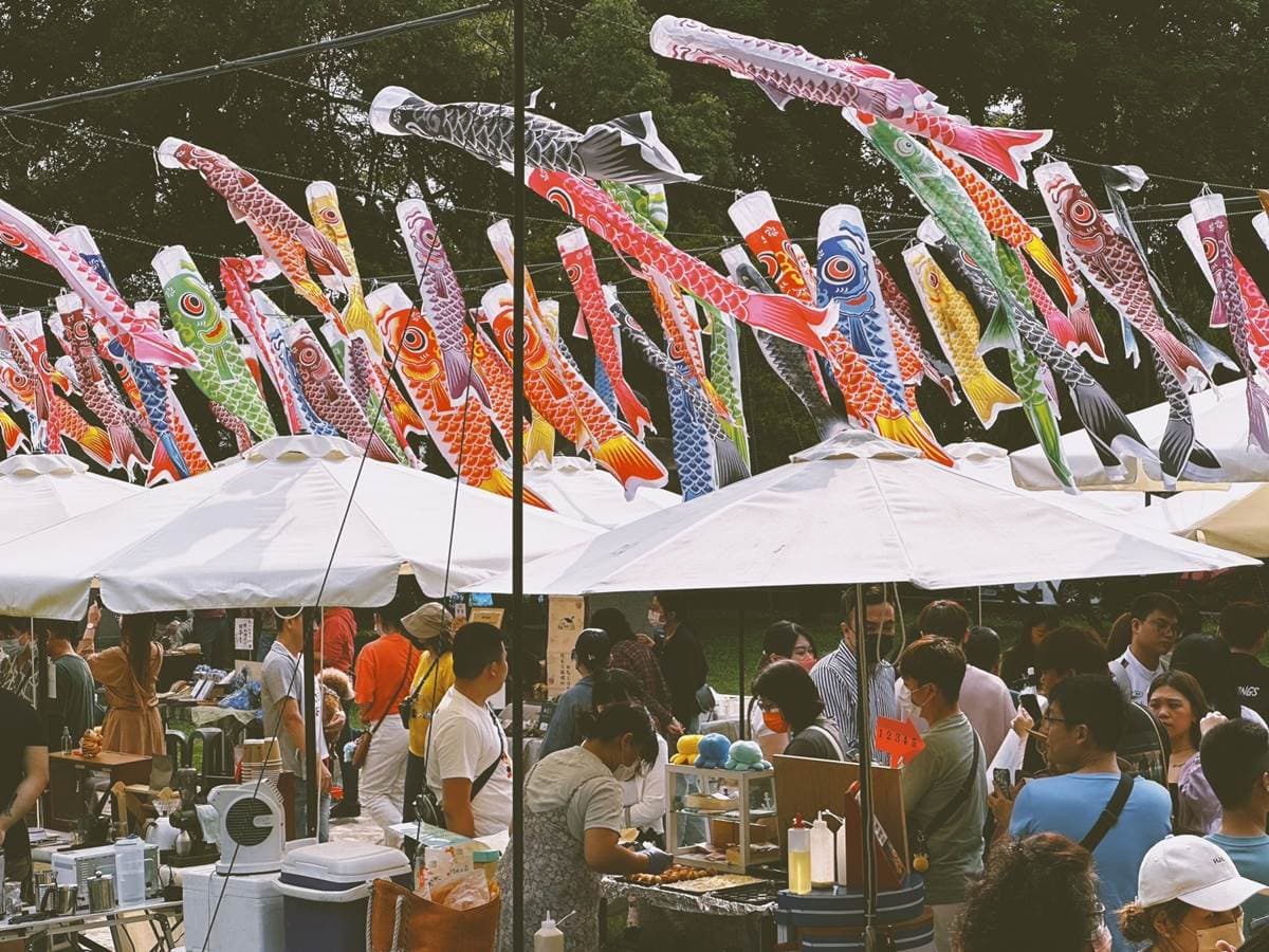美到秒飛日本!百面「鯉魚旗海」現身桃園神社,再免費開逛假日市集、吃豆花 美到秒飛日本!百面「鯉魚旗海」現身桃園神社,再免費開逛假日市集、吃豆花