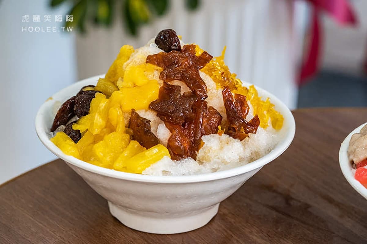 【新開店】鹼粽變身黑糖剉冰!8種料爆疊成山只要55元,古早味四果冰也必點 【新開店】鹼粽變身黑糖剉冰!8種料爆疊成山只要55元,古早味四果冰也必點
