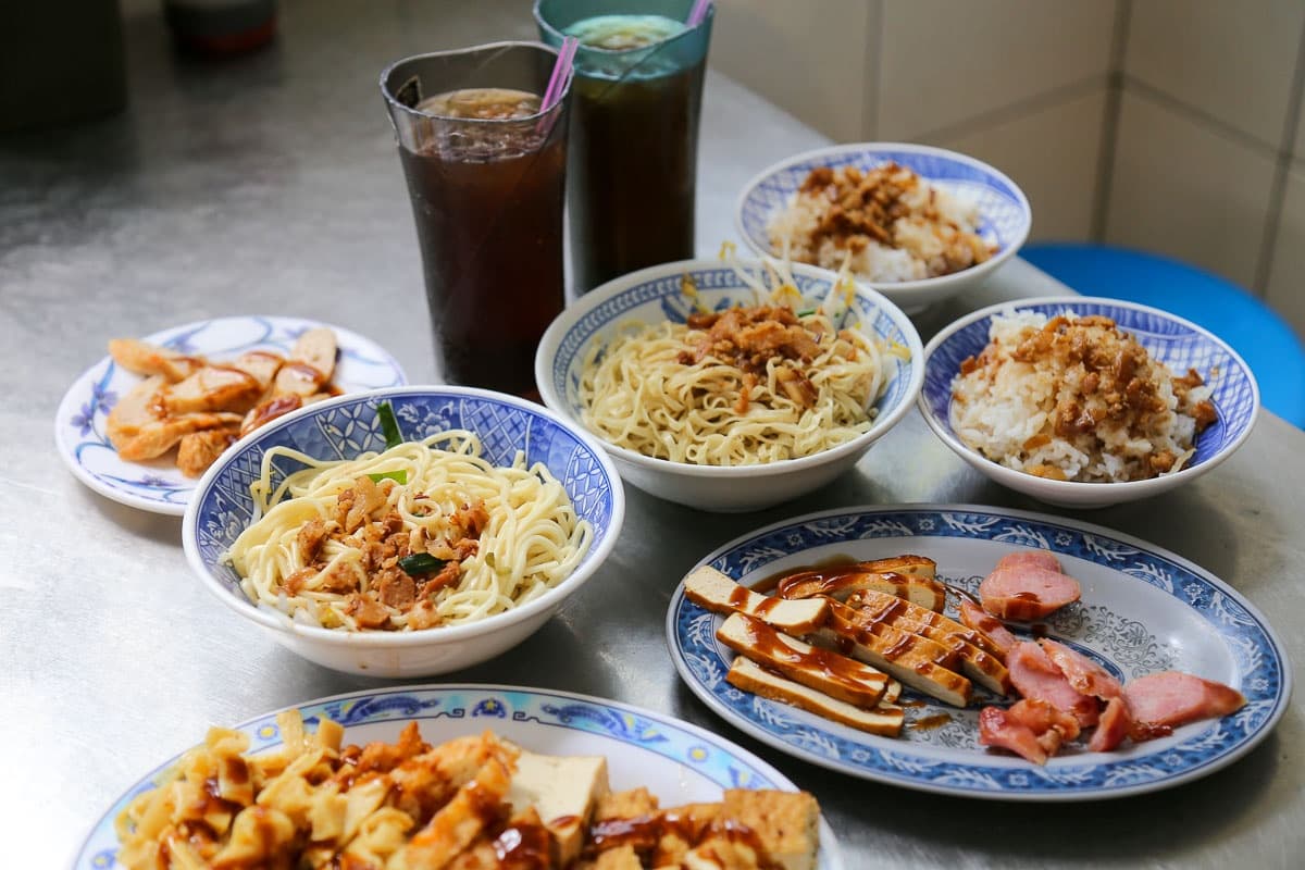 肉燥飯15元太佛心!台南市場「隱藏版小吃」在地人都愛,30元鹹香乾麵也必點 肉燥飯15元太佛心!台南市場「隱藏版小吃」在地人都愛,30元鹹香乾麵也必點