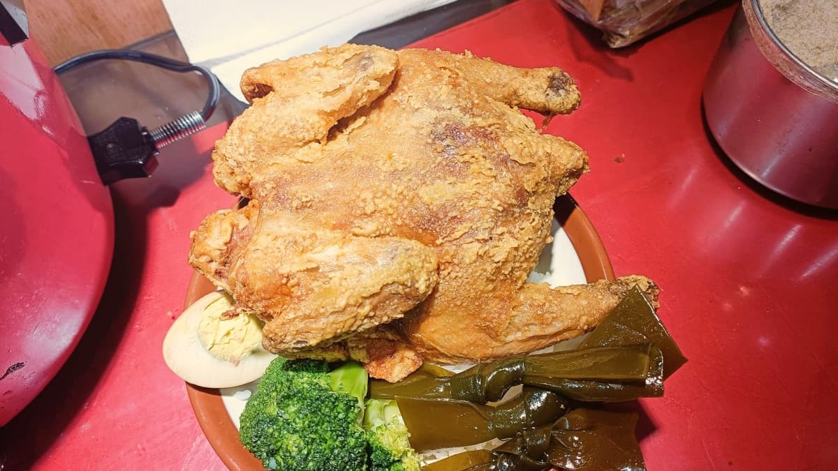 真的只賣130元!桃園超狂「炸全雞便當」+3樣菜,網驚呼:太扯了 真的只賣130元!桃園超狂「炸全雞便當」+3樣菜,網驚呼:太扯了