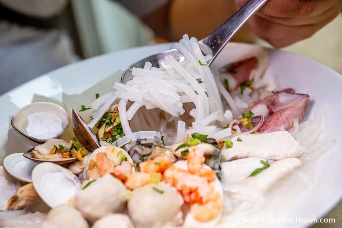 不怕痛風快挑戰!土地公廟藏「爆蛋鮮蚵滷肉飯」,肥美蚵仔尬蛋黃邪惡爆表 不怕痛風快挑戰!土地公廟藏「爆蛋鮮蚵滷肉飯」,肥美蚵仔尬蛋黃邪惡爆表