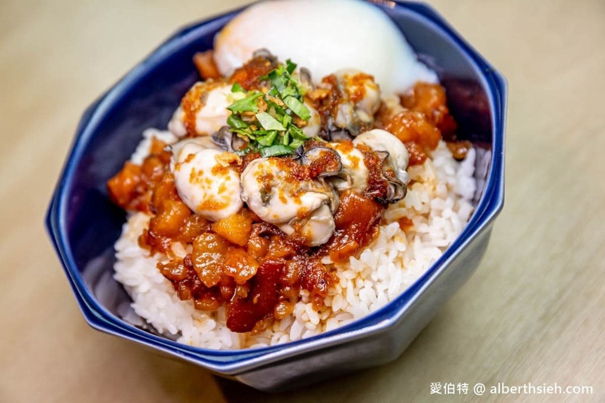 不怕痛風快挑戰!土地公廟藏「爆蛋鮮蚵滷肉飯」,肥美蚵仔尬蛋黃邪惡爆表 不怕痛風快挑戰!土地公廟藏「爆蛋鮮蚵滷肉飯」,肥美蚵仔尬蛋黃邪惡爆表