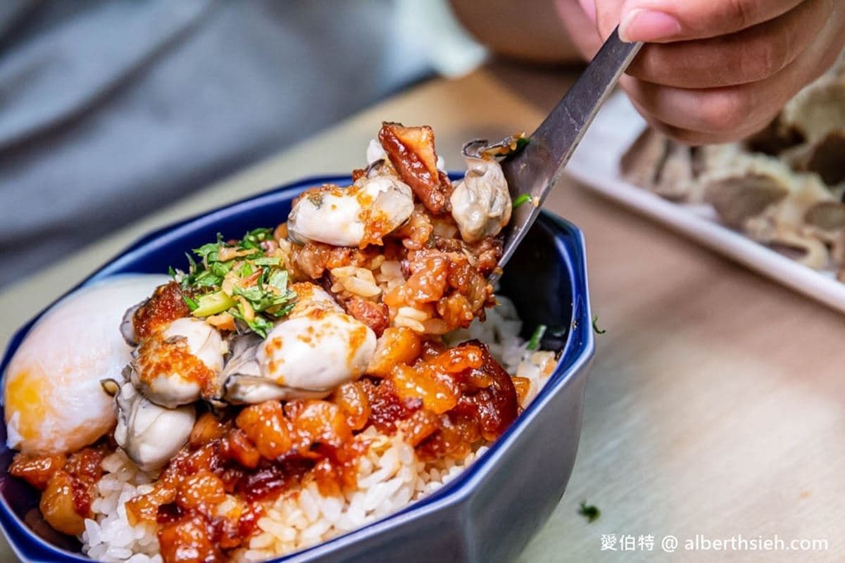 不怕痛風快挑戰!土地公廟藏「爆蛋鮮蚵滷肉飯」,肥美蚵仔尬蛋黃邪惡爆表 不怕痛風快挑戰!土地公廟藏「爆蛋鮮蚵滷肉飯」,肥美蚵仔尬蛋黃邪惡爆表