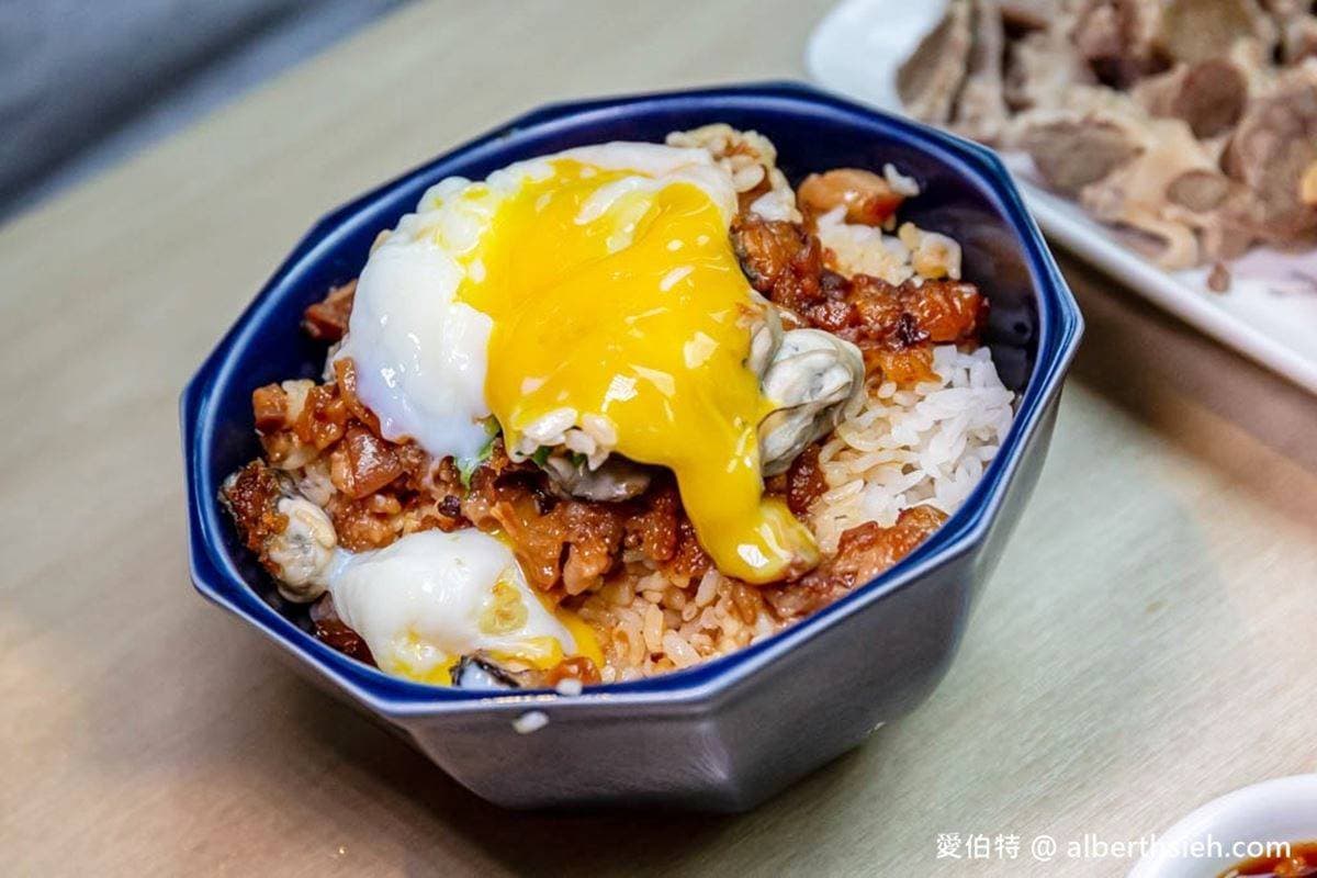 不怕痛風快挑戰!土地公廟藏「爆蛋鮮蚵滷肉飯」,肥美蚵仔尬蛋黃邪惡爆表 不怕痛風快挑戰!土地公廟藏「爆蛋鮮蚵滷肉飯」,肥美蚵仔尬蛋黃邪惡爆表