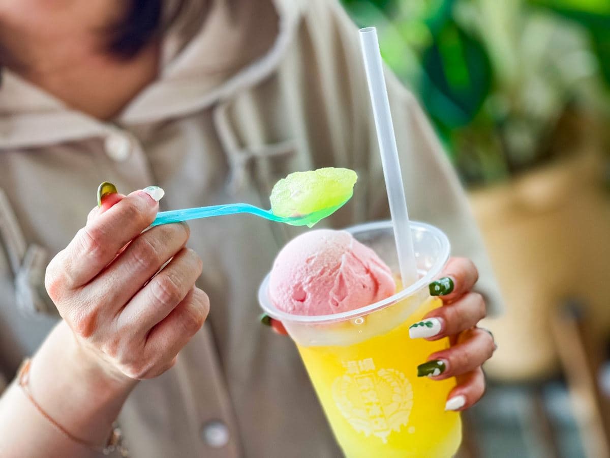 「鄉土版思樂冰」只要20元!50年老牌冰店在地人超愛,冰淇淋三明治整箱搬 「鄉土版思樂冰」只要20元!50年老牌冰店在地人超愛,冰淇淋三明治整箱搬