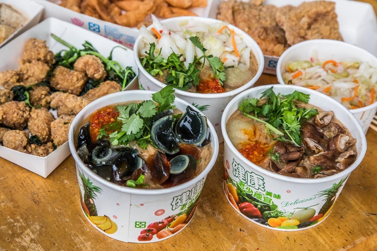靠口耳相傳暴紅!鐵皮屋「阿伯麵線」桃園鄉親瘋排,必嘗超狂皮蛋、泡菜口味 靠口耳相傳暴紅!鐵皮屋「阿伯麵線」桃園鄉親瘋排,必嘗超狂皮蛋、泡菜口味