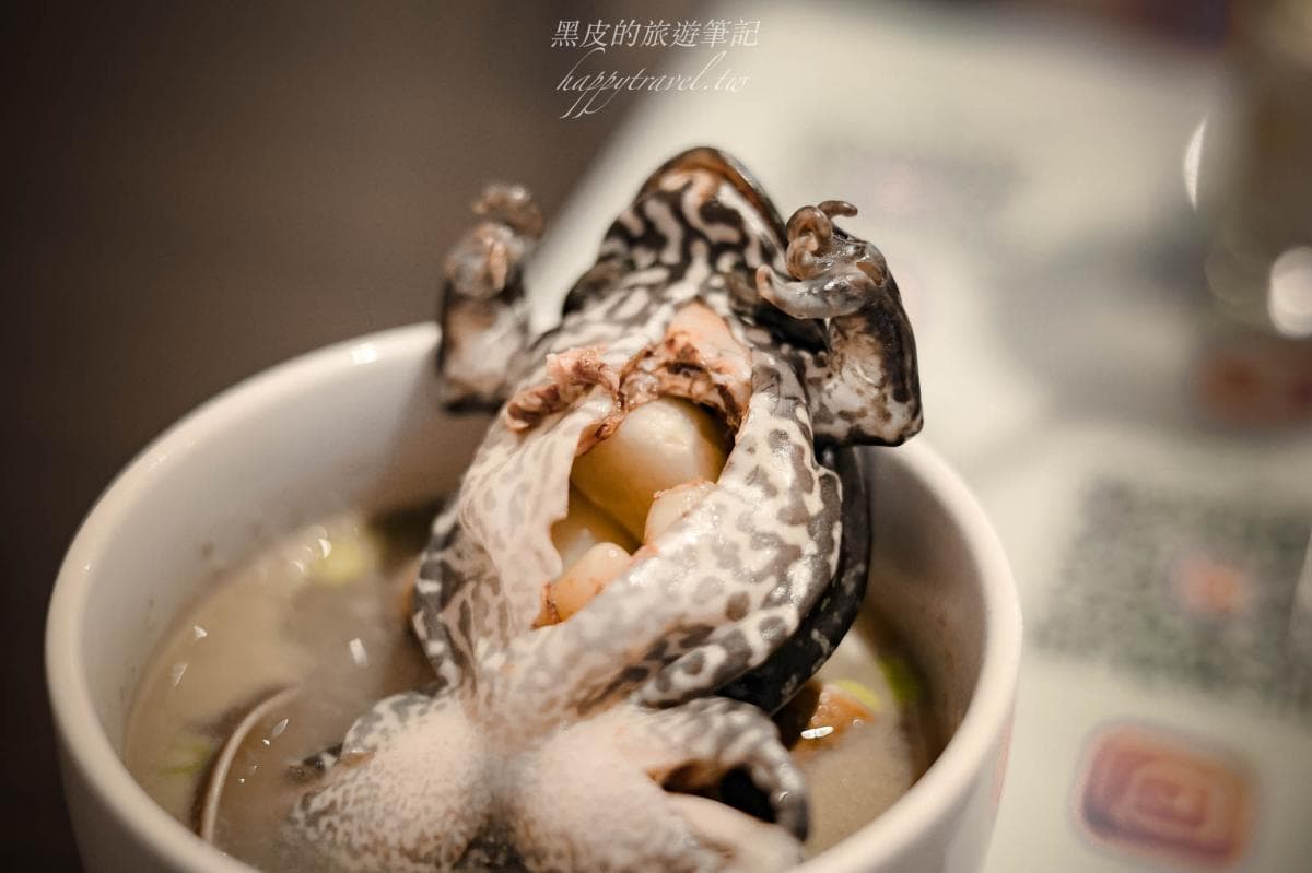 真的吃下去了!部落客帶路吃「巨無霸青蛙拉麵」:蒜香蛙肉有嚼勁、湯頭超鮮 真的吃下去了!部落客帶路吃「巨無霸青蛙拉麵」:蒜香蛙肉有嚼勁、湯頭超鮮