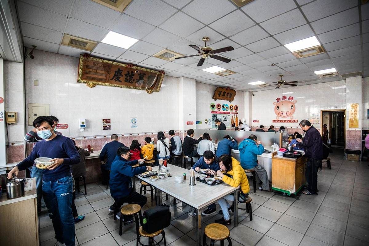 台中超狂排隊早餐!炒麵必加蔥蒜醬+東泉辣椒最道地,豬血湯整碗滿滿都是料 台中超狂排隊早餐!炒麵必加蔥蒜醬+東泉辣椒最道地,豬血湯整碗滿滿都是料