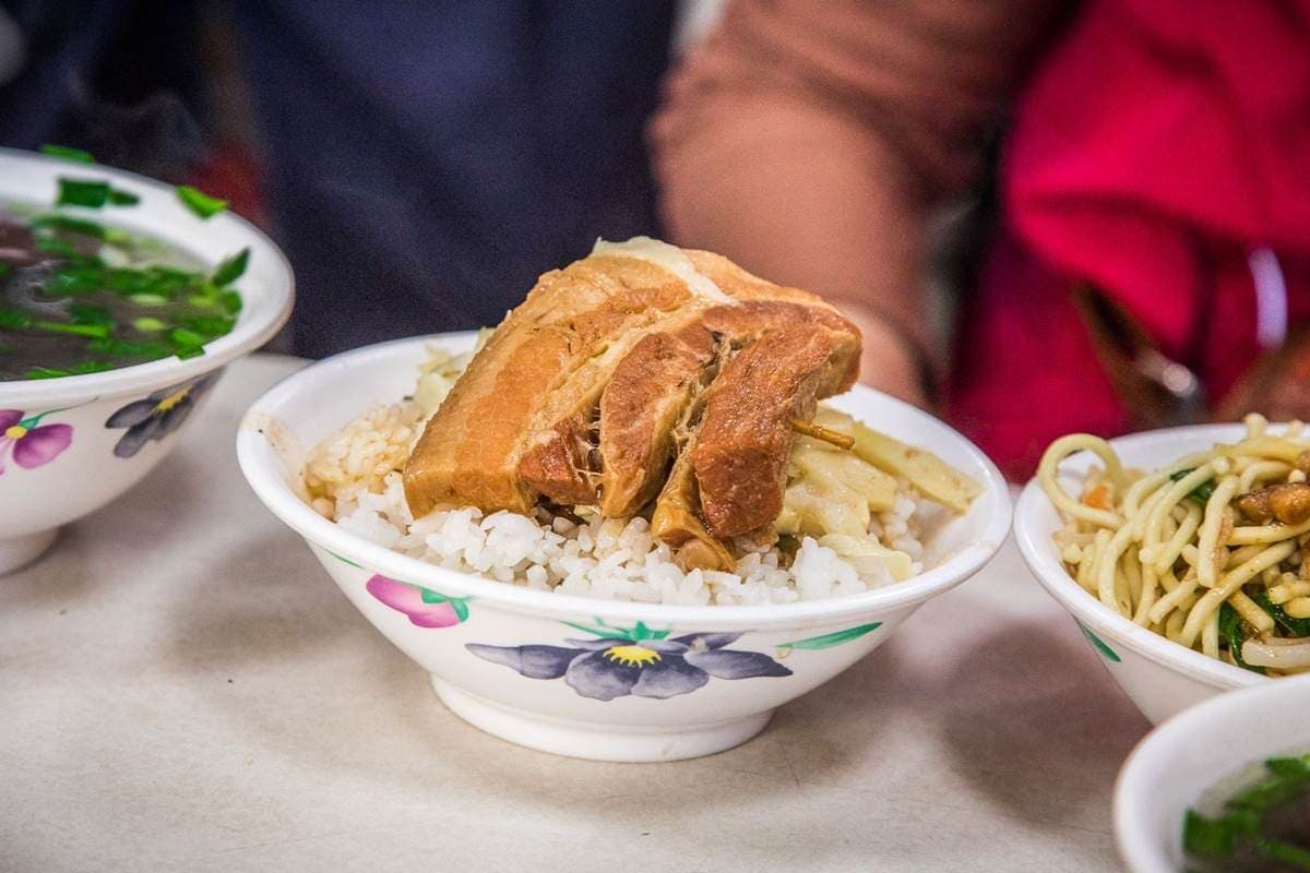台中超狂排隊早餐!炒麵必加蔥蒜醬+東泉辣椒最道地,豬血湯整碗滿滿都是料 台中超狂排隊早餐!炒麵必加蔥蒜醬+東泉辣椒最道地,豬血湯整碗滿滿都是料