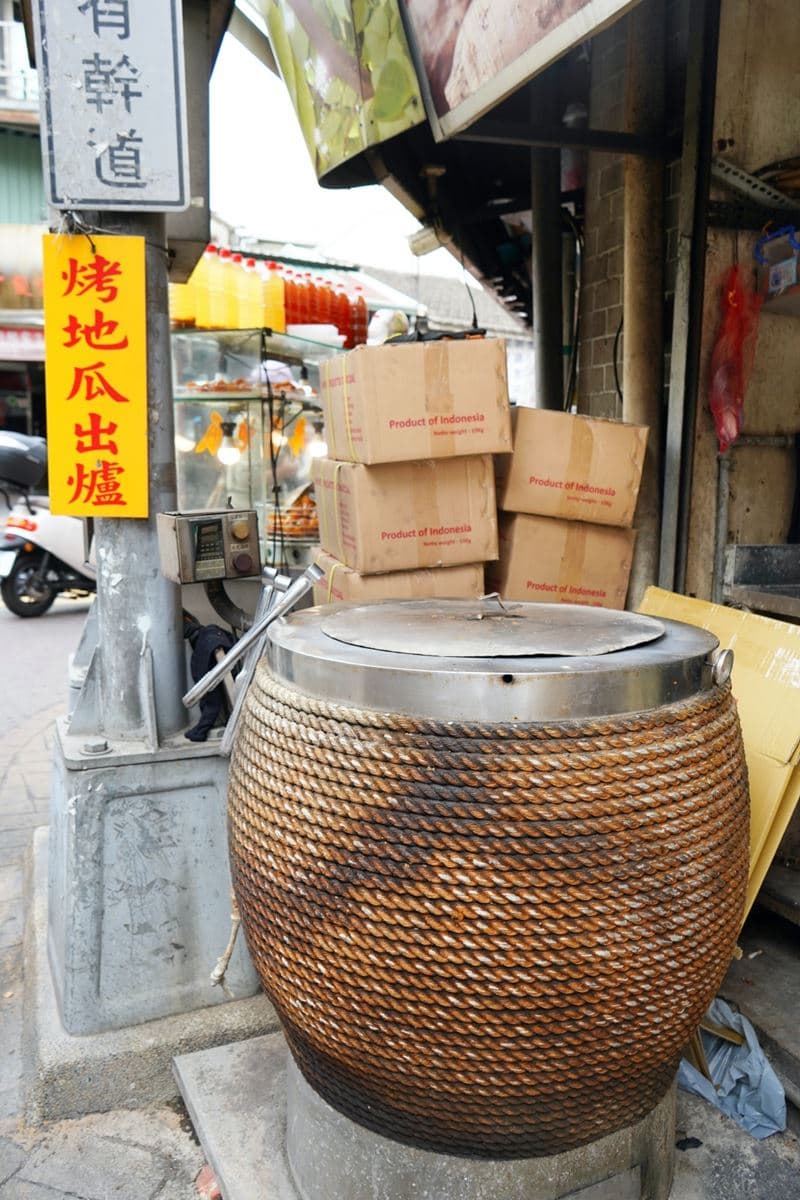 週末開逛南屯老街!現烤黃金夯番薯、蜜地瓜太欠吃,伴手禮古早味零嘴也必買 週末開逛南屯老街!現烤黃金夯番薯、蜜地瓜太欠吃,伴手禮古早味零嘴也必買