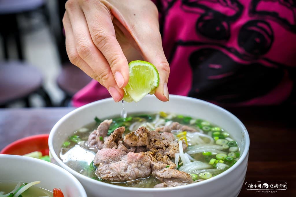 板橋人激推越南料理!IG暴紅「爆量牛肉河粉」藏在這,搭涼拌青木瓜酸爽唰嘴 板橋人激推越南料理!IG暴紅「爆量牛肉河粉」藏在這,搭涼拌青木瓜酸爽唰嘴
