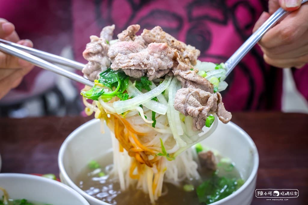 板橋人激推越南料理!IG暴紅「爆量牛肉河粉」藏在這,搭涼拌青木瓜酸爽唰嘴 板橋人激推越南料理!IG暴紅「爆量牛肉河粉」藏在這,搭涼拌青木瓜酸爽唰嘴