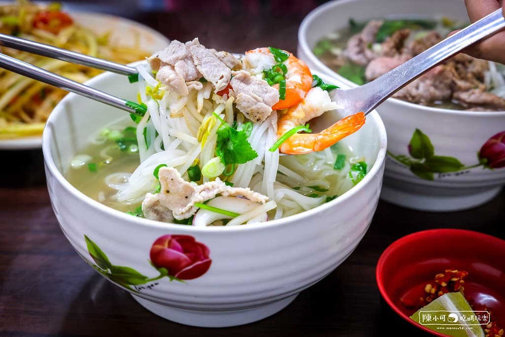 板橋人激推越南料理!IG暴紅「爆量牛肉河粉」藏在這,搭涼拌青木瓜酸爽唰嘴 板橋人激推越南料理!IG暴紅「爆量牛肉河粉」藏在這,搭涼拌青木瓜酸爽唰嘴
