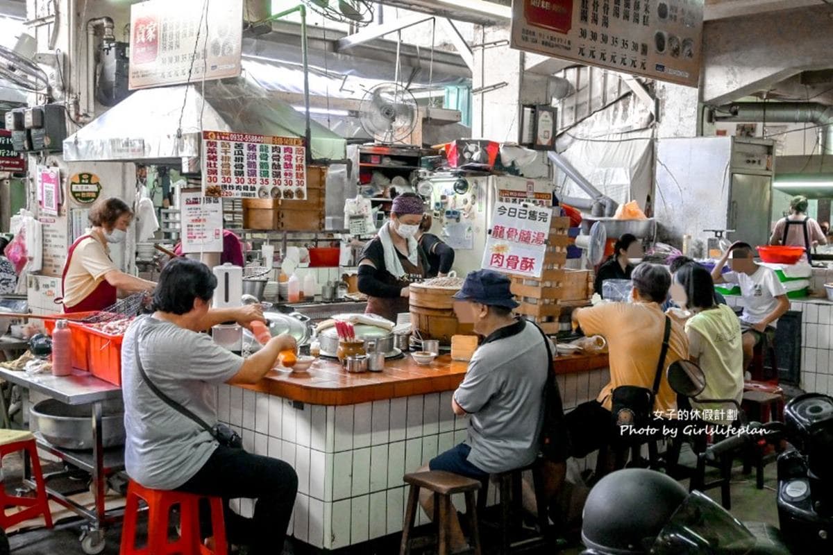 市場70年「超強炸排骨」!米糕+排骨酥湯整套只要60元,清甜高湯無限喝到飽 市場70年「超強炸排骨」!米糕+排骨酥湯整套只要60元,清甜高湯無限喝到飽