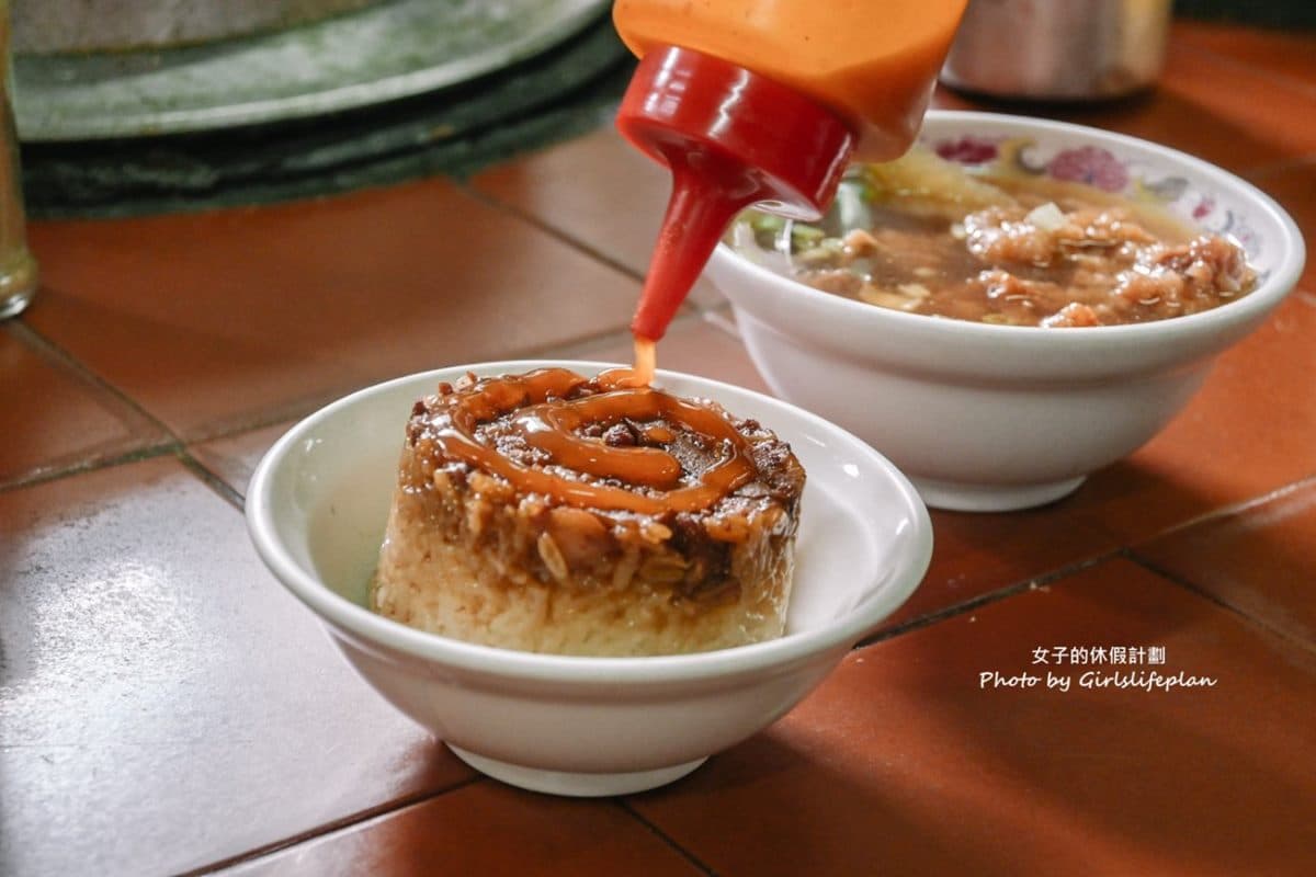 市場70年「超強炸排骨」!米糕+排骨酥湯整套只要60元,清甜高湯無限喝到飽 市場70年「超強炸排骨」!米糕+排骨酥湯整套只要60元,清甜高湯無限喝到飽