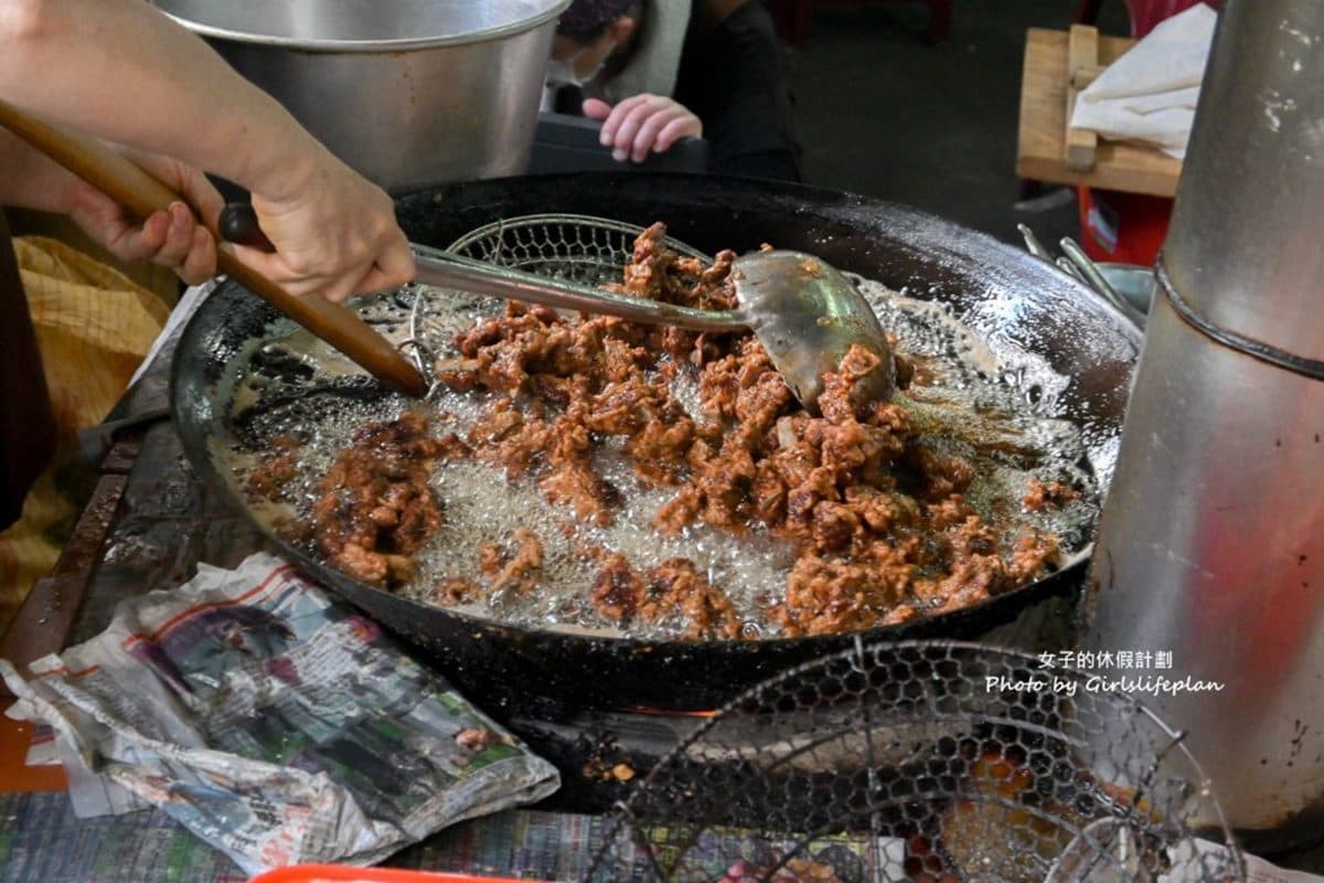 市場70年「超強炸排骨」!米糕+排骨酥湯整套只要60元,清甜高湯無限喝到飽 市場70年「超強炸排骨」!米糕+排骨酥湯整套只要60元,清甜高湯無限喝到飽